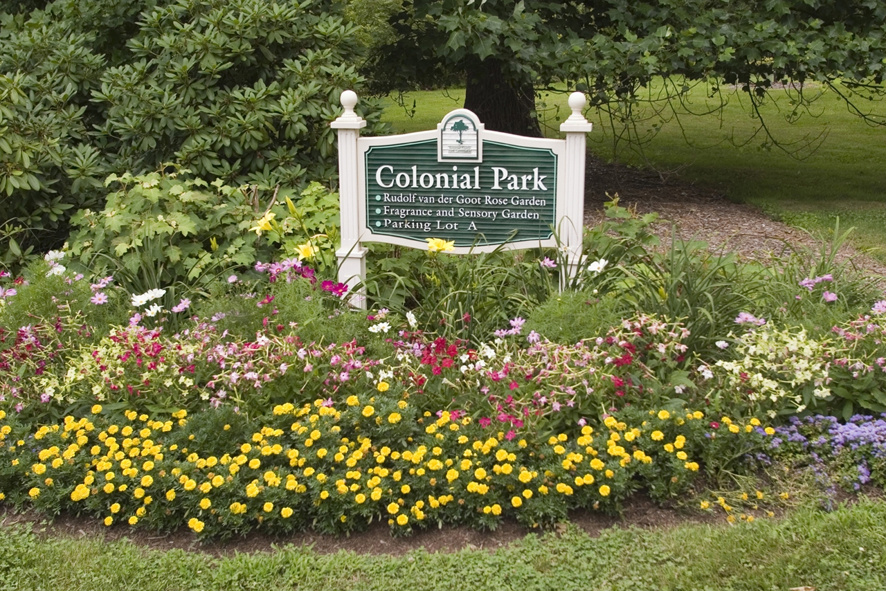 e38df18eddafca6993c0_sompixrosegardensign.jpg