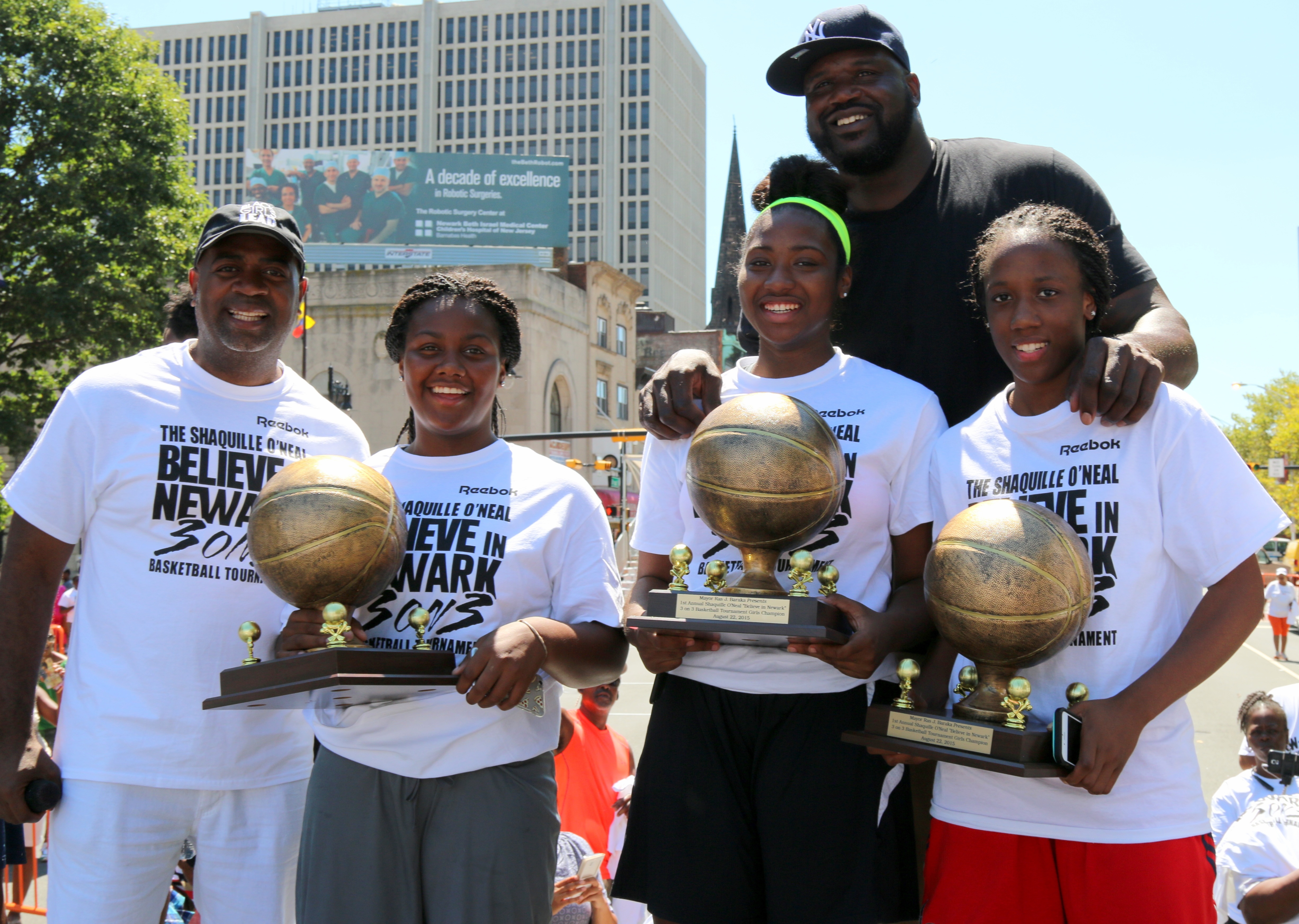 e325991f10b07832c410_shaq_with_girl_team.jpg