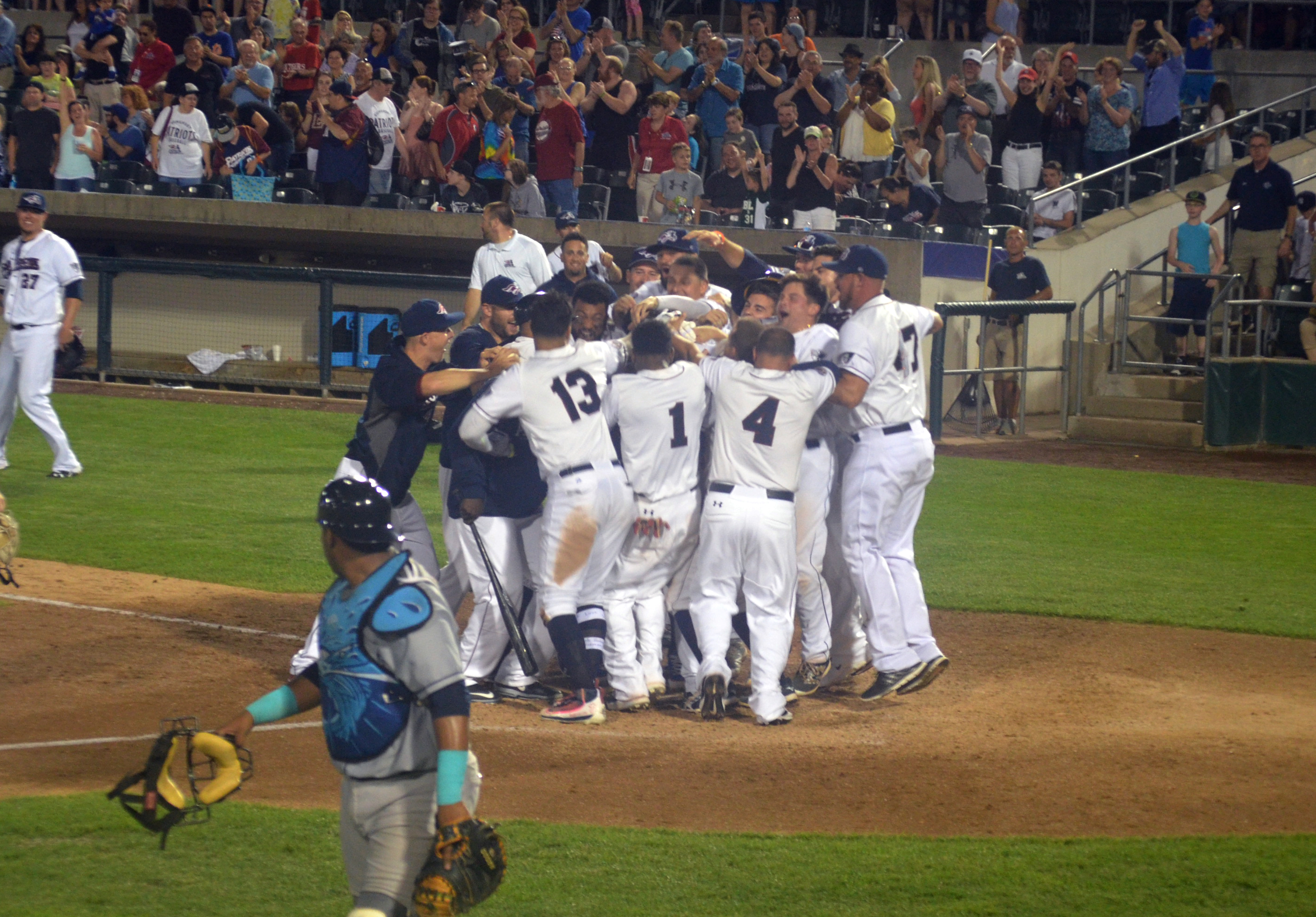 f15e2941951b6d593844_c9664d5013eb362e16b5_sompixpatsmattfieldswalkoff.jpg