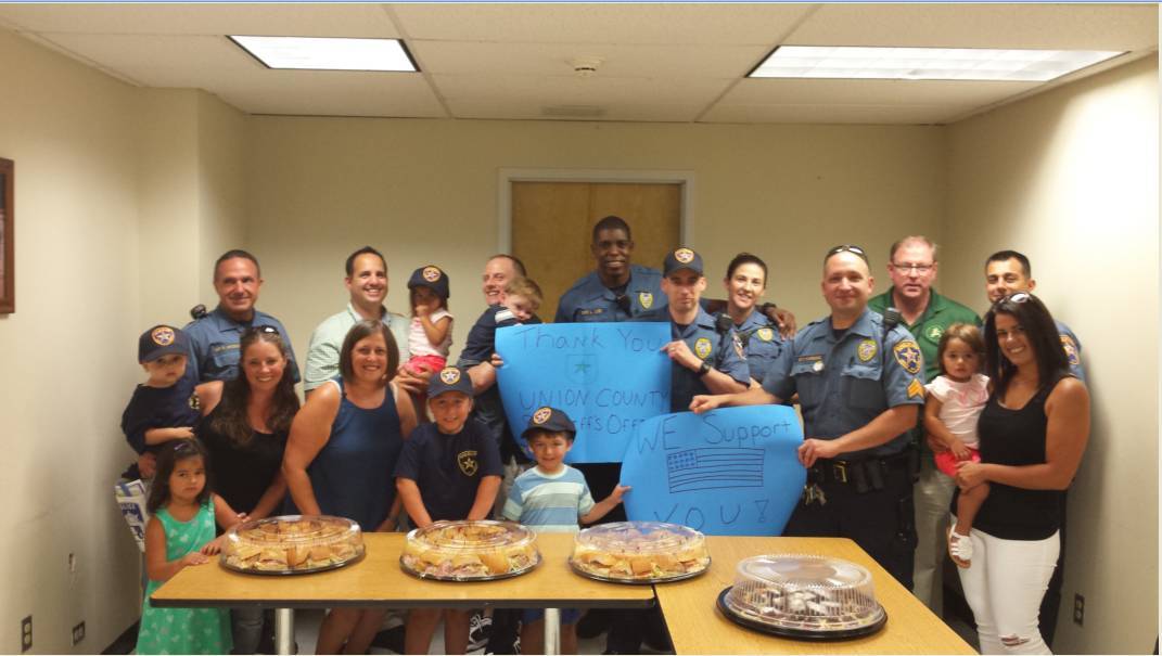 34ebd1b23be3ec161379_3d7a84040f9a94ecb6eb_sheriff_lunch.jpg