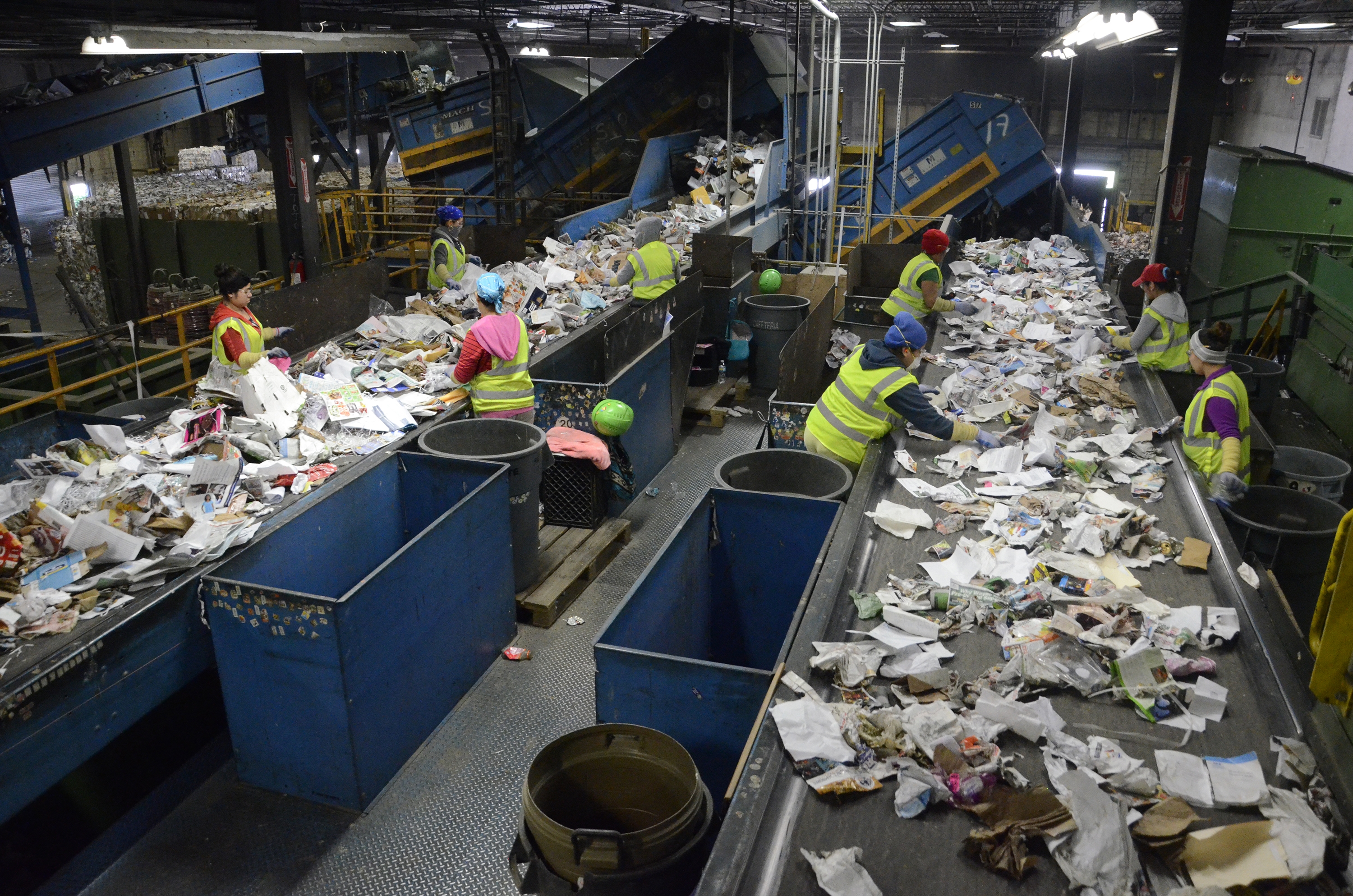 3e76eb88792dede7237e_Sorters_at_conveyers__1_.jpg