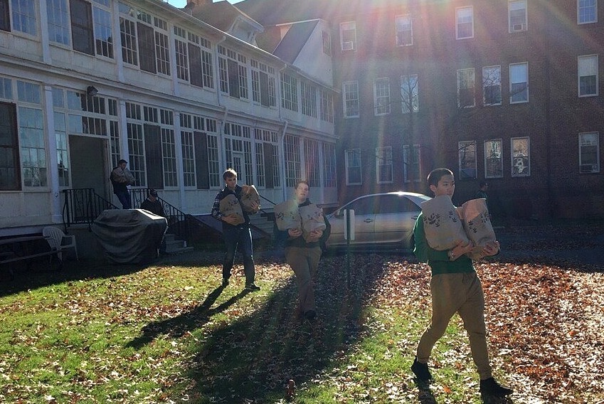 8dd2ffe71d92c81aa720_THXG_Food_Drive_2015_-_carrying_from_building.jpg
