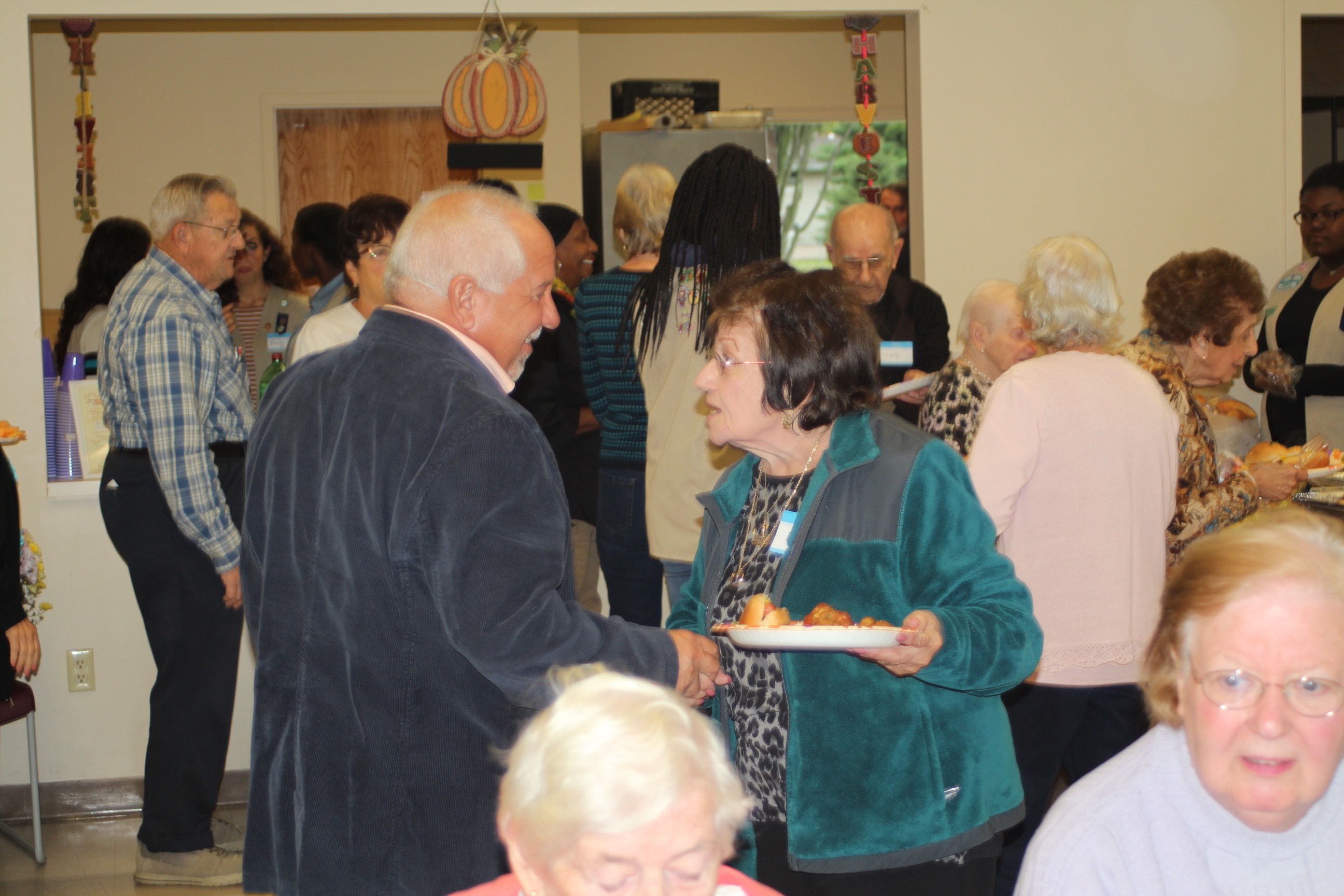 f6dba91823eadad69750_Senior_picnic__3.jpg