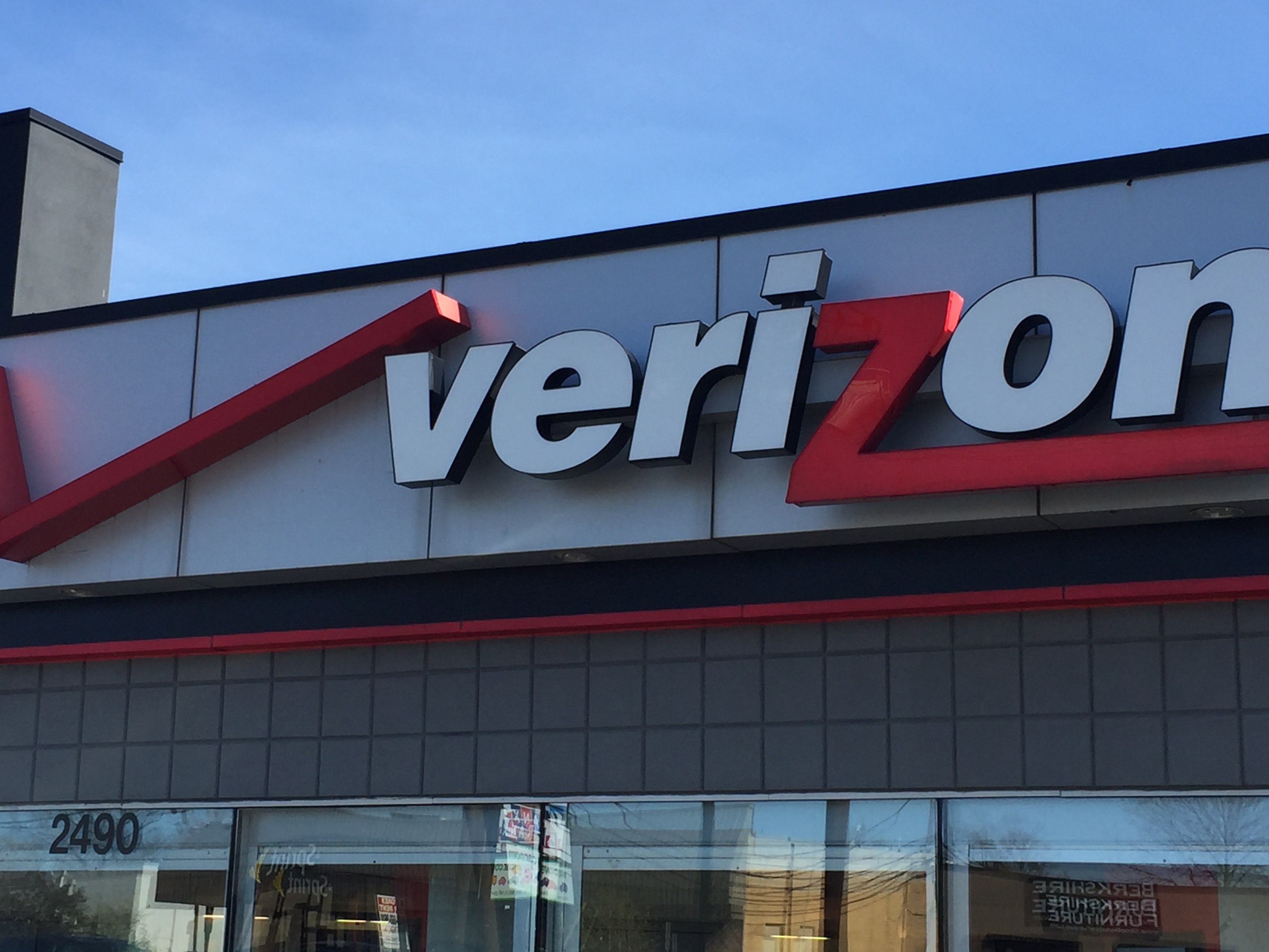 Workers Picket Verizon Store on Route 22 in Union TAPinto