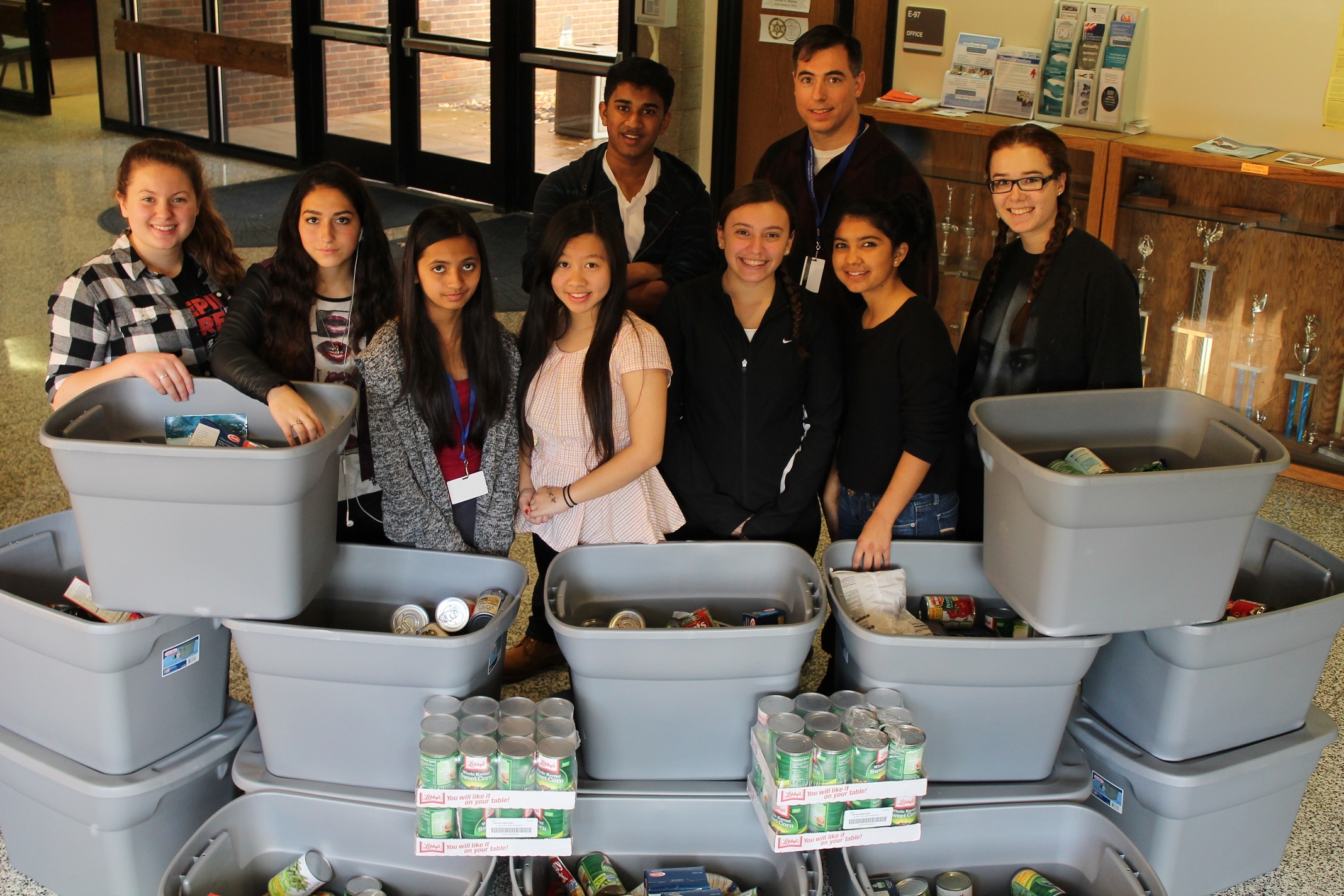 fdcae3bf75dbe0307ee8_Food_Drive2.jpg