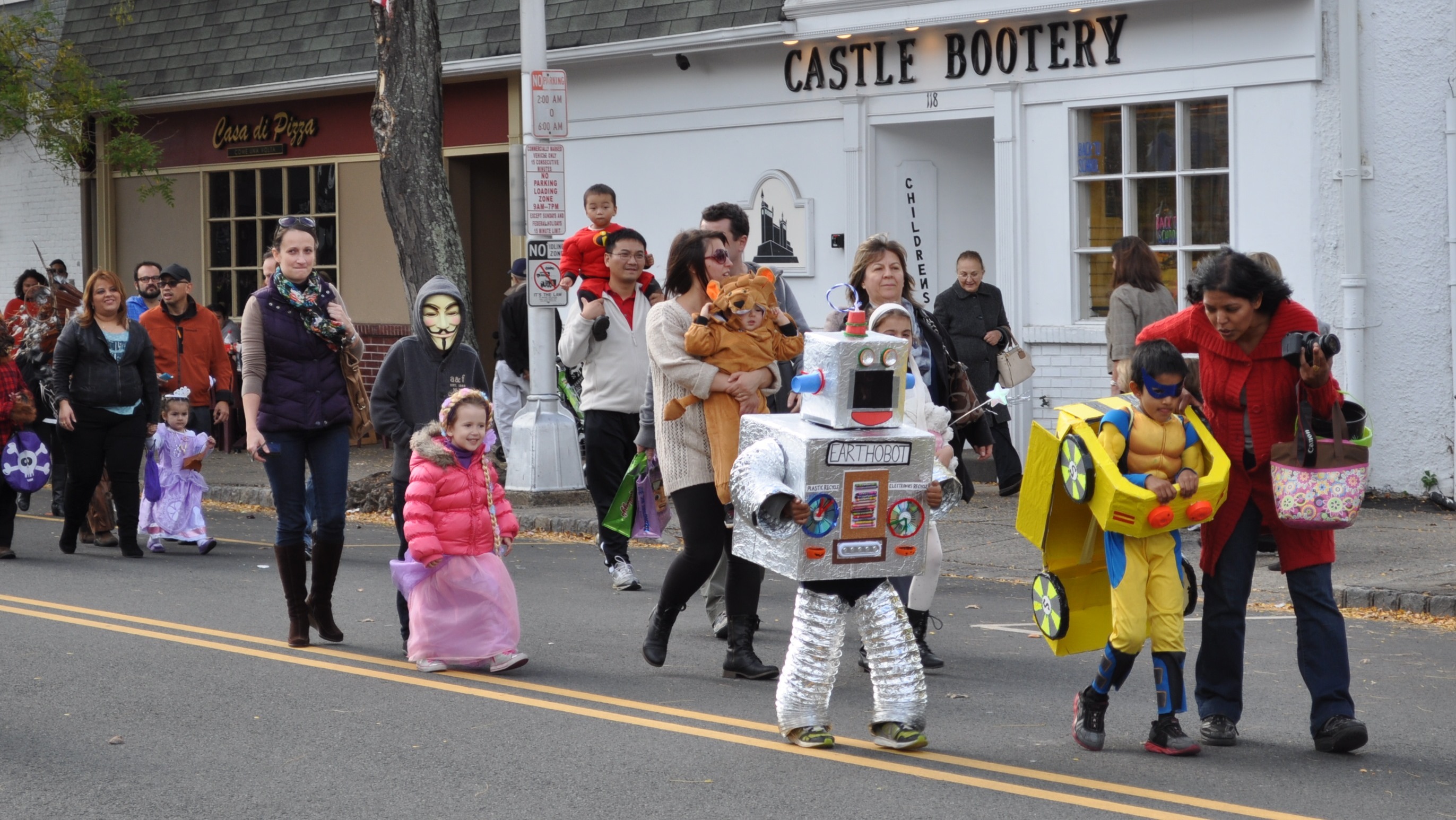 29af5b18db47b105f4d6_parade.jpg