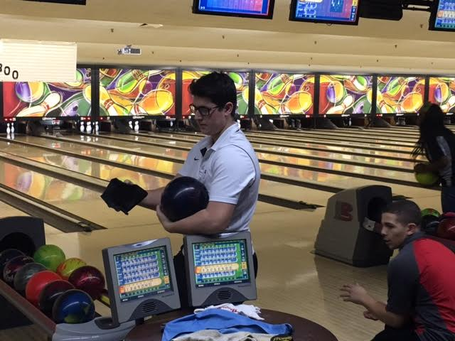 02b7d3d3b292595ac734_Evan_Getting_Ready_to_Bowl.jpg