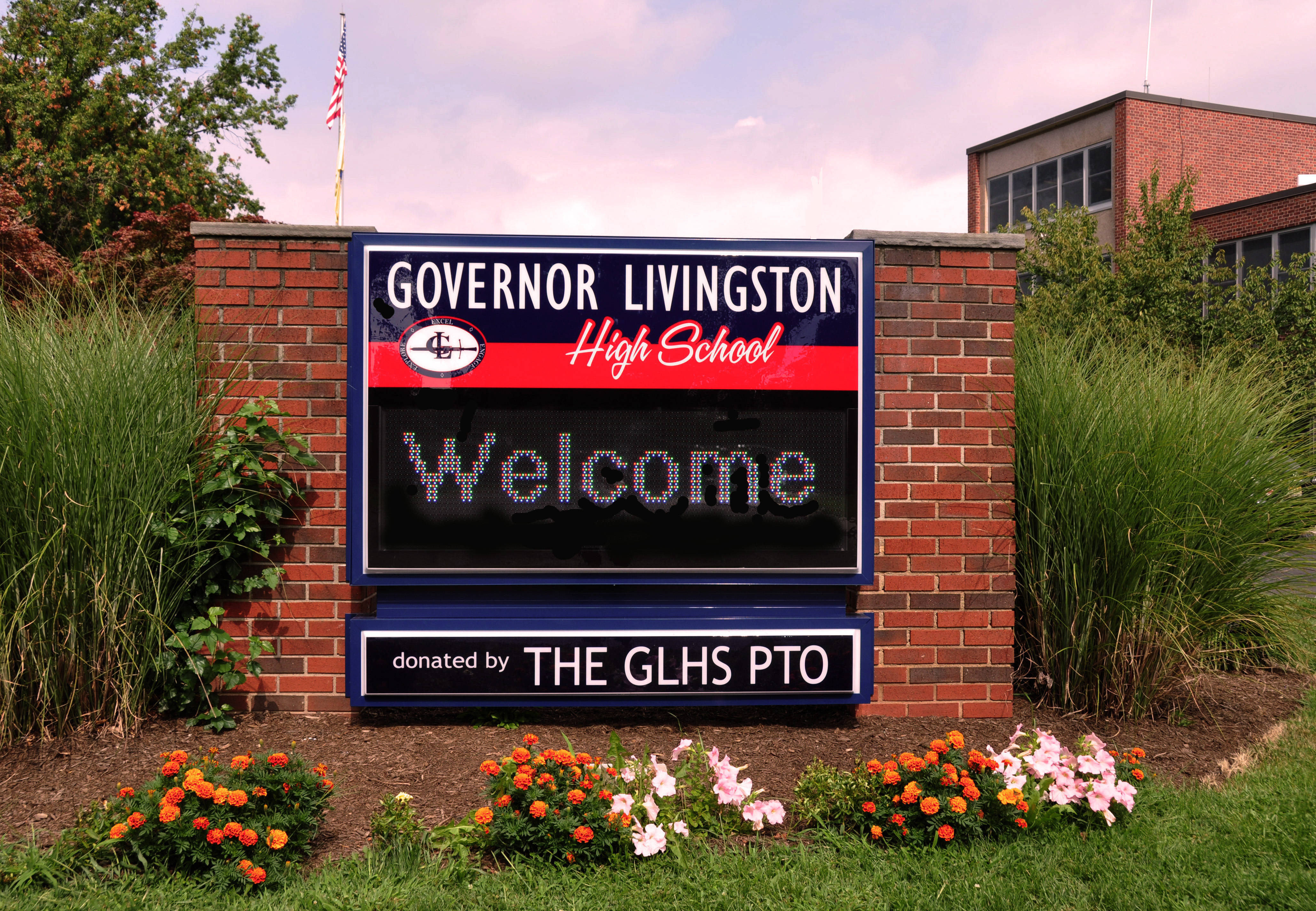 075dc70d04ba1d3f4011_gov._livingstonsign.jpg