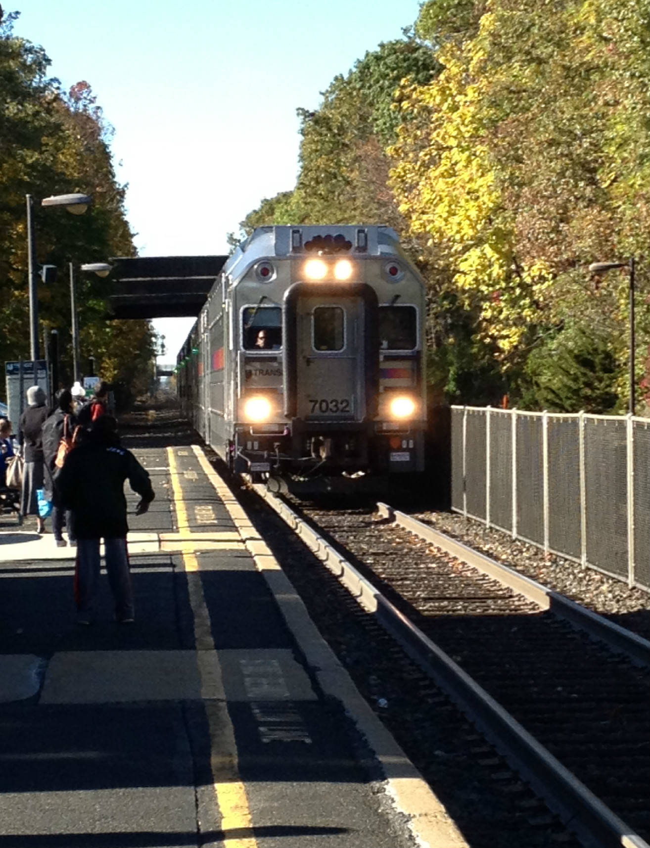 07992671dba5741eabb7_NJT_1016am_train_pulls_into_Fanwood_10-27-14.jpg