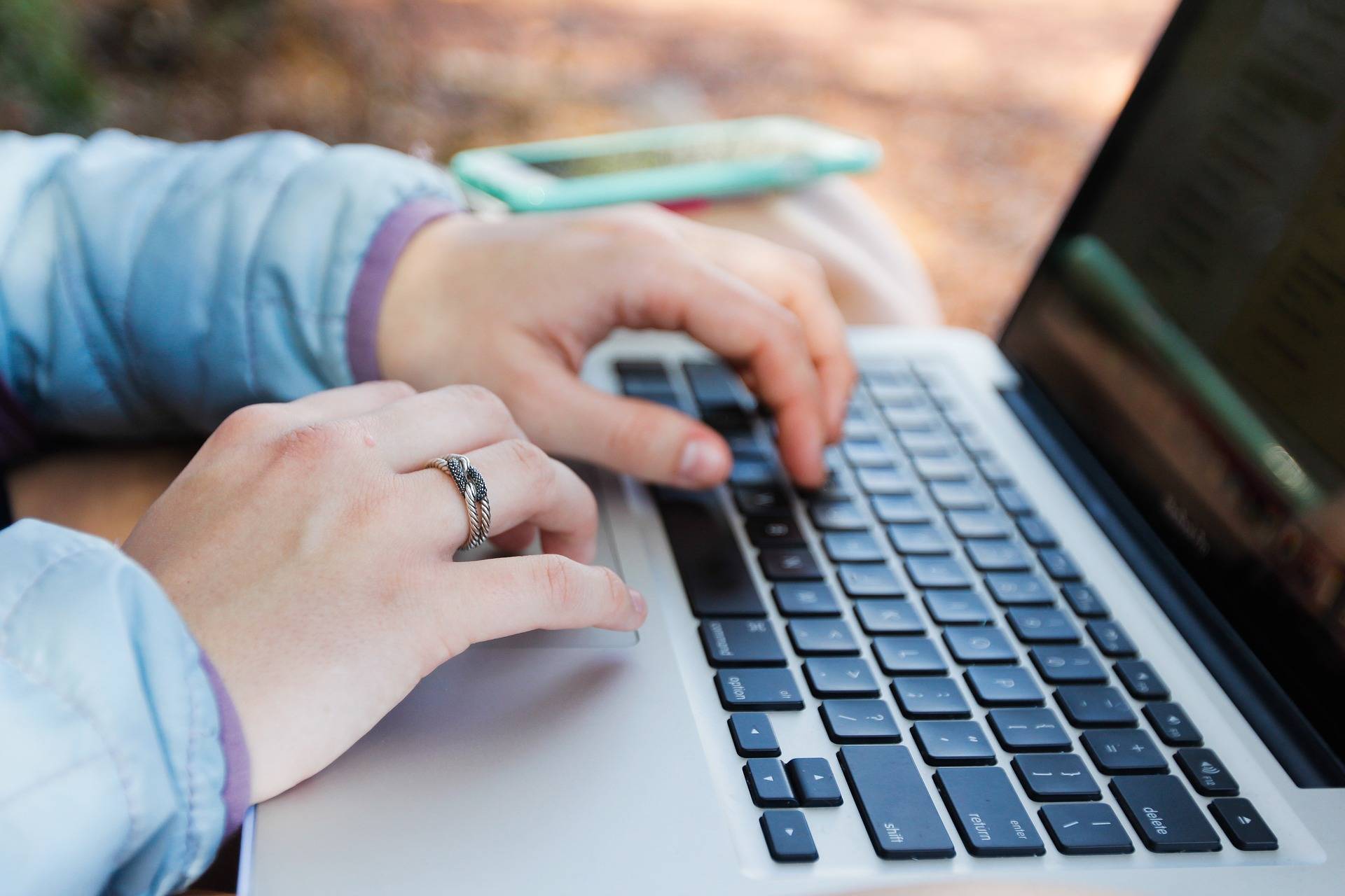 088d6f9a7ac146b18f99_Laptop_wi_hands_-_free_image_fr._Creative_Commons__no_attribution.jpg