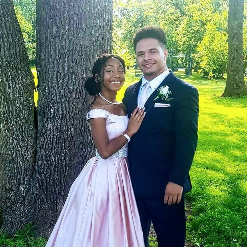 09a9ca1dff297c39fe0c_Prom_2017_39.jpg