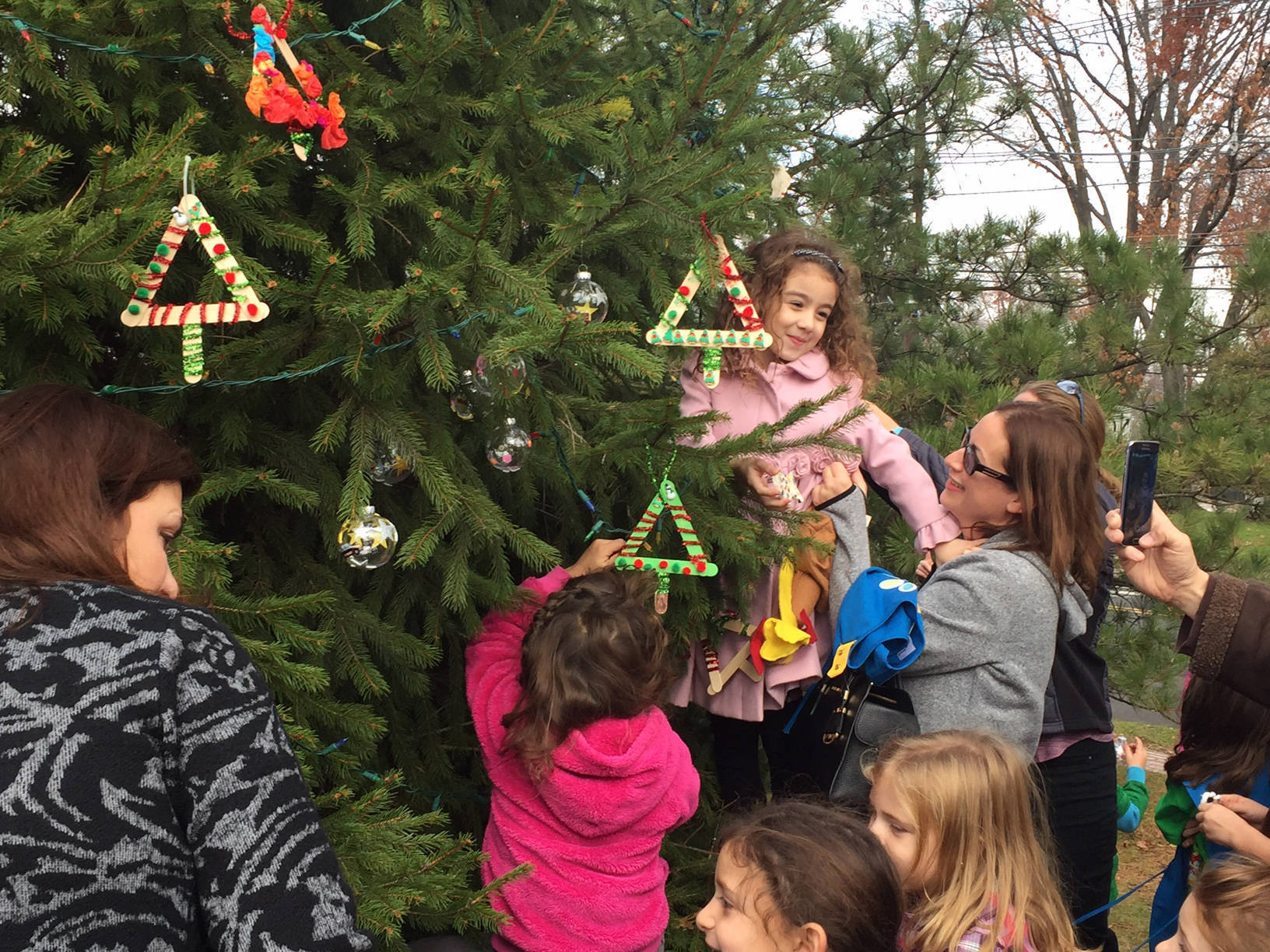 0d32cf1df56a453fdb4c_ae1c57c62ef00108e2a7_Tree_Decorating_2.jpg