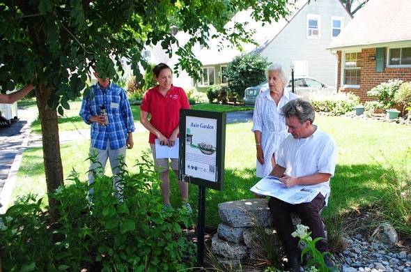 0eb70a9c19a3bd6b8c2c_Rutgers_ES_rain_garden_training.jpg