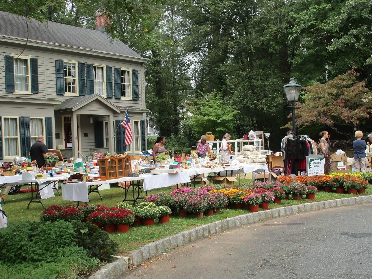 100ca923bd19f7732571_GarageSale2015Photo.jpg