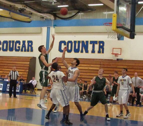 129de4d2e0cab950e2b0_Chris_Feringa_shoots_over_Ryan_Bakie.jpg