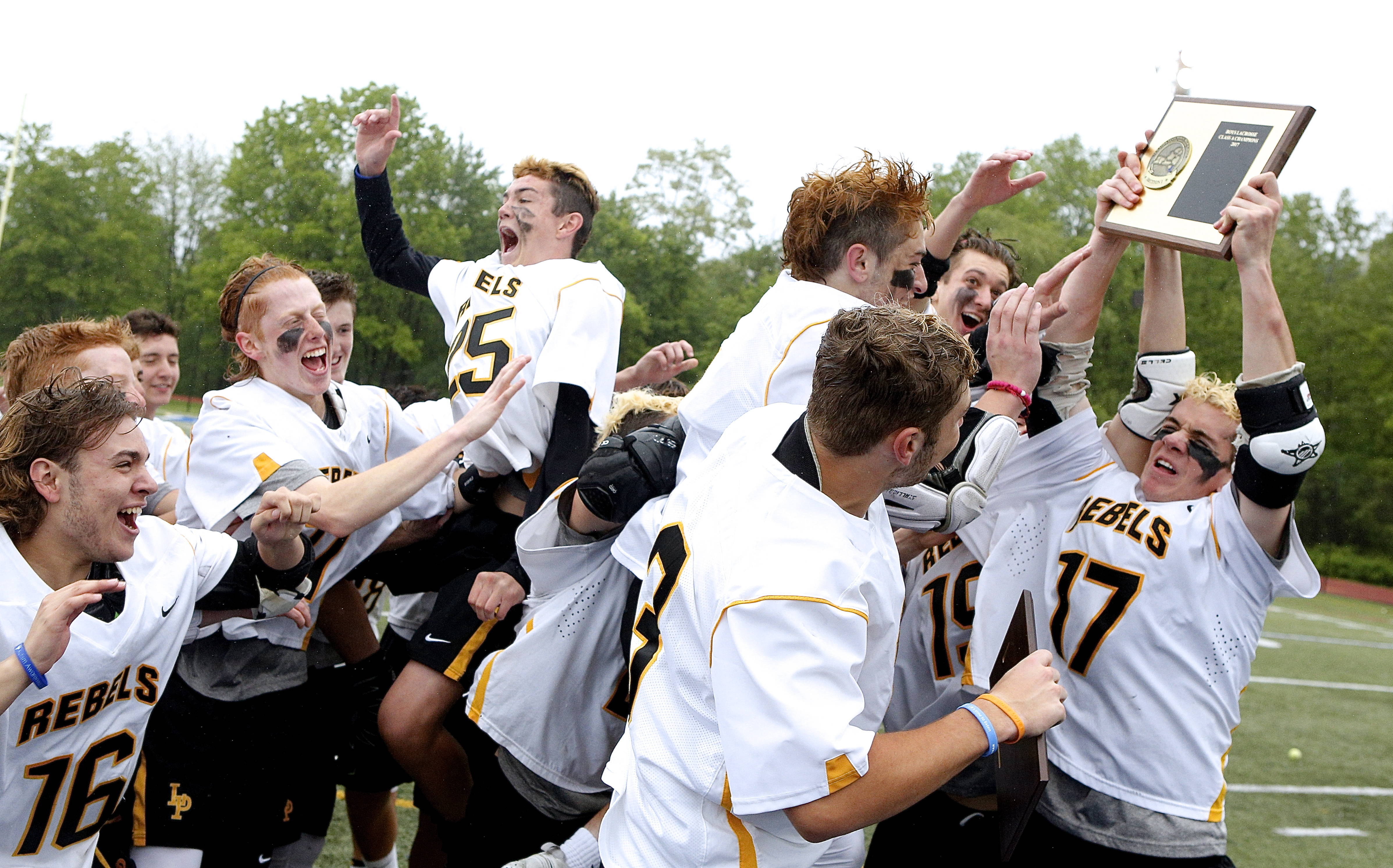 18120c7a1fd8eb6e9efc_LP_boys_lax_celebrate_1_1_.jpg