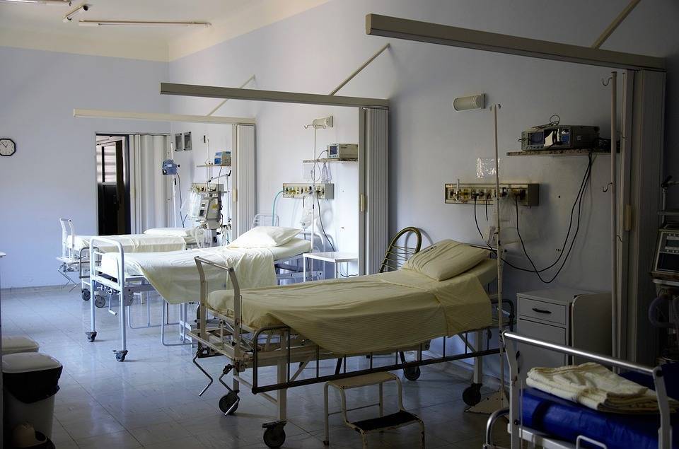 1b8b5f5ea65a0aacfffb_Hospital-Bed-Surgery-Doctor-1802680.jpg