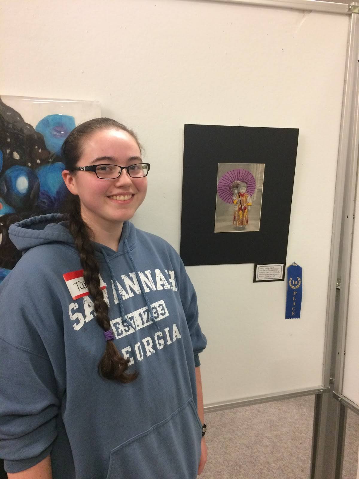 1bbd38056e1b32ade1bd_e6c05a10a61d15566476_Tara_Egan_and_her_1st_place_artwork.jpg