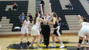 20f02728677704574197_girls_hoops_tipoff.jpg