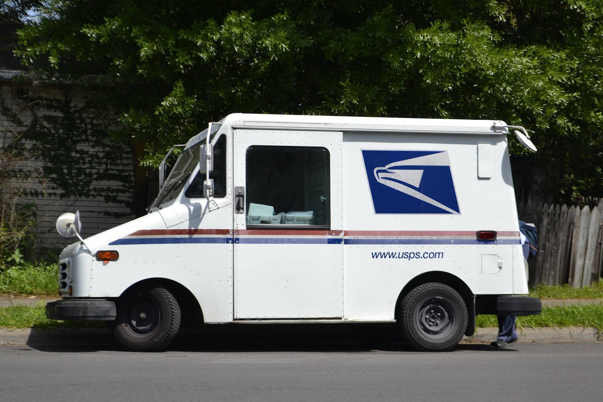 23471eabc40610c1ff68_mail-truck-3248139_1920.jpg