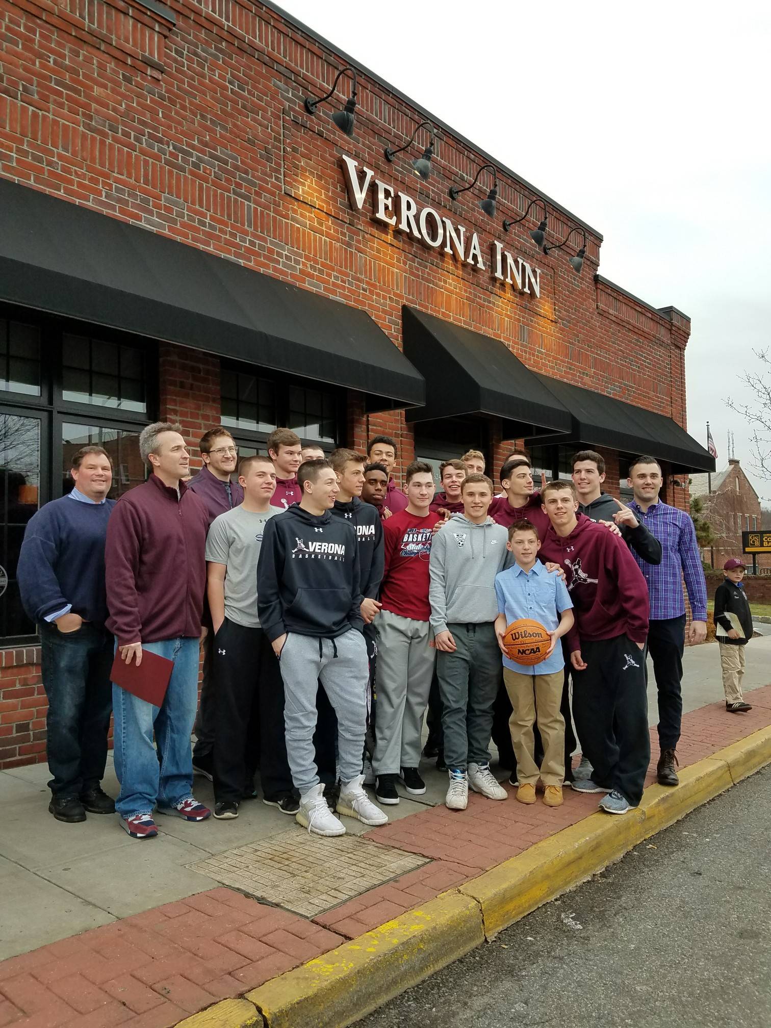 Verona Inn Hosts Tribute Dinner for Verona High School's Hillbilly Div