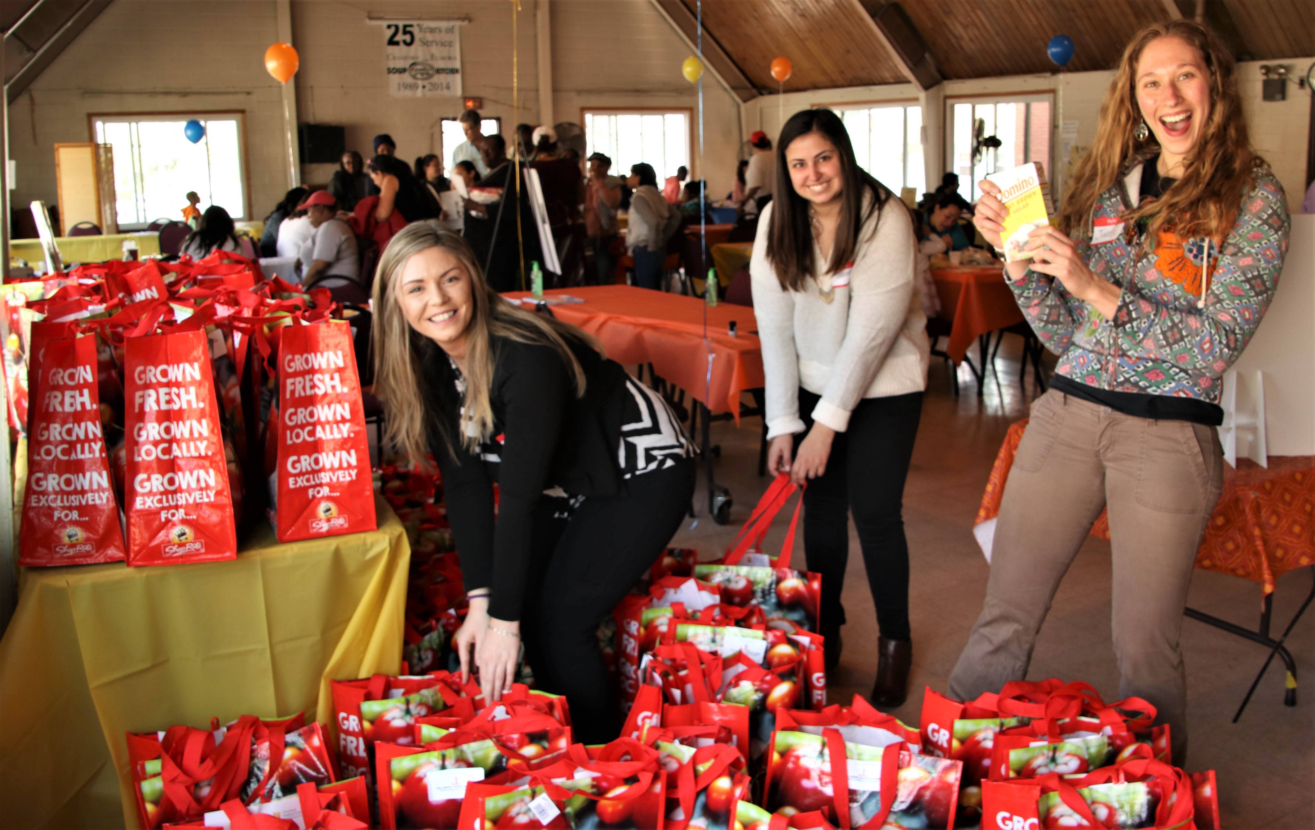 2f9355eff2b8addb8540_4587deee8aa0e2209c07_Health_Fair_vols.jpg