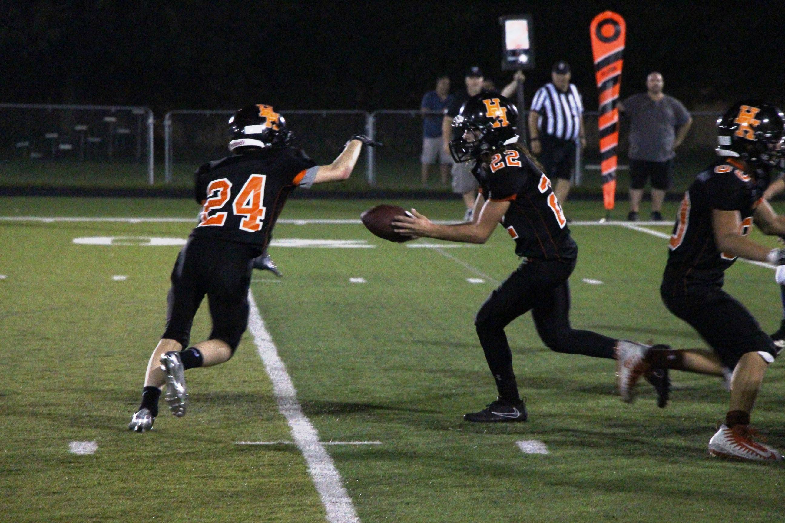 34364095bd8dd77d0557_EDIT_SENIORS_jake_handoff_to_ant_for_TD_use.jpg