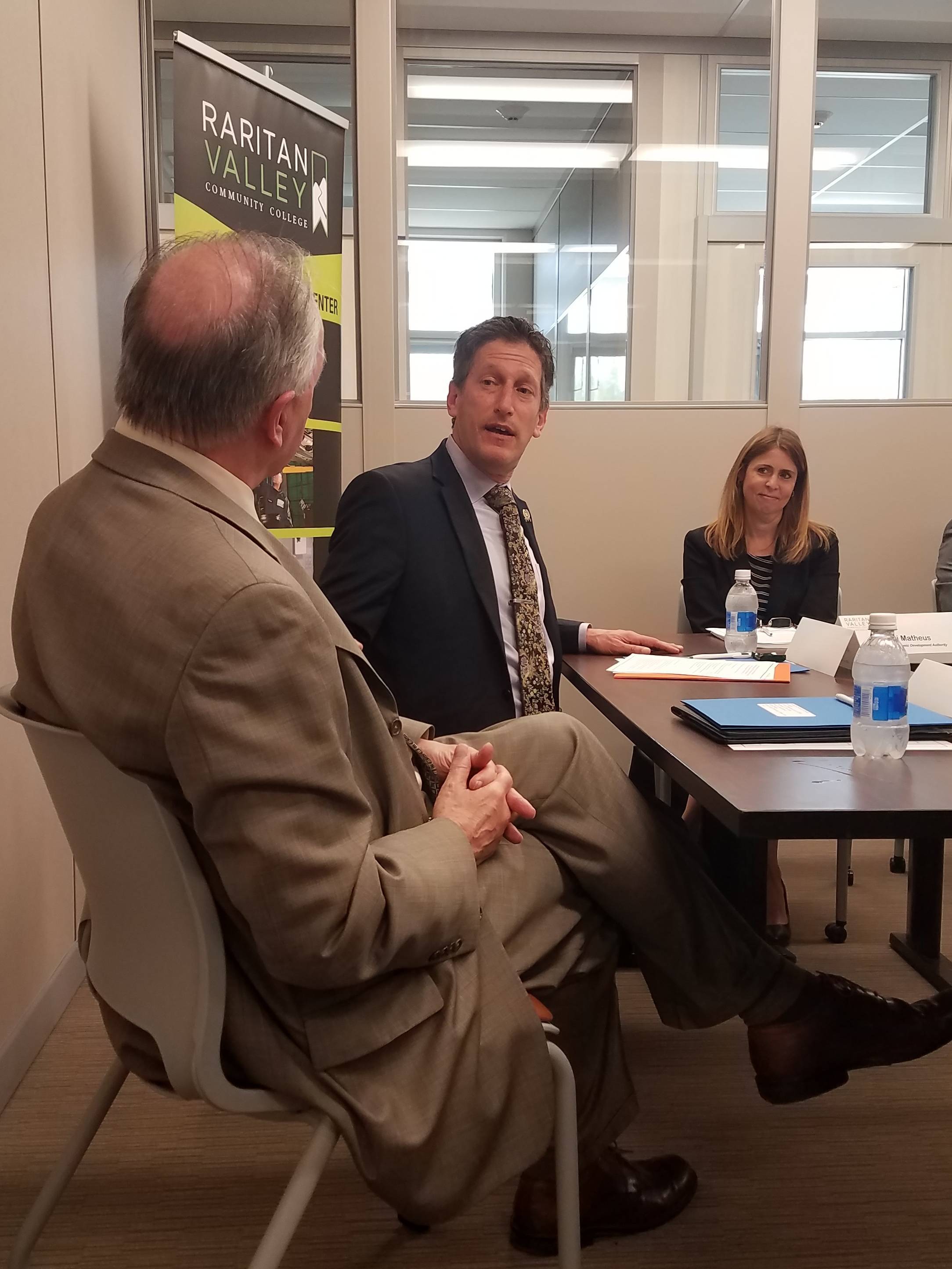 3d2ef0e9ed36d4914d2f_AZ_pic_manufacturing_roundtable.jpg