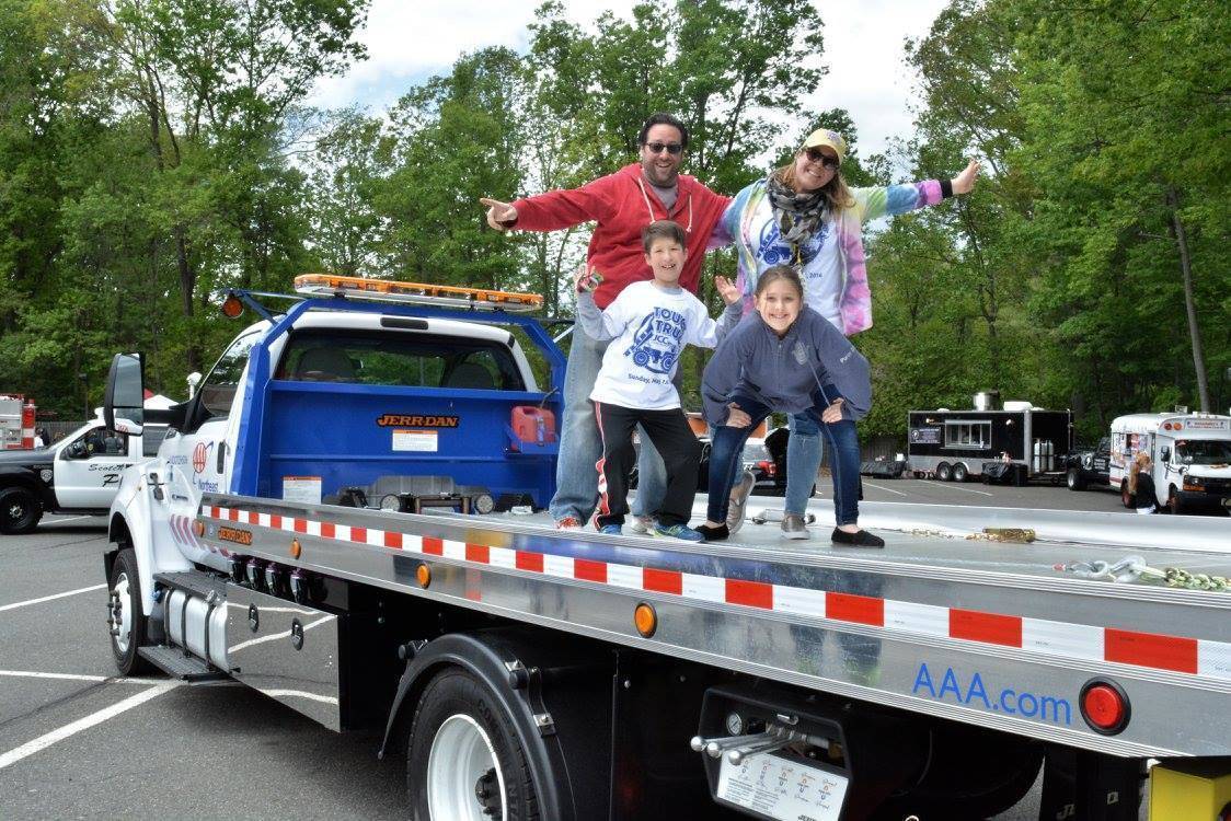 4561692f1c19067ada45_13414e0fa3c67cb3180b_AAAontruck_-_Copy.jpg