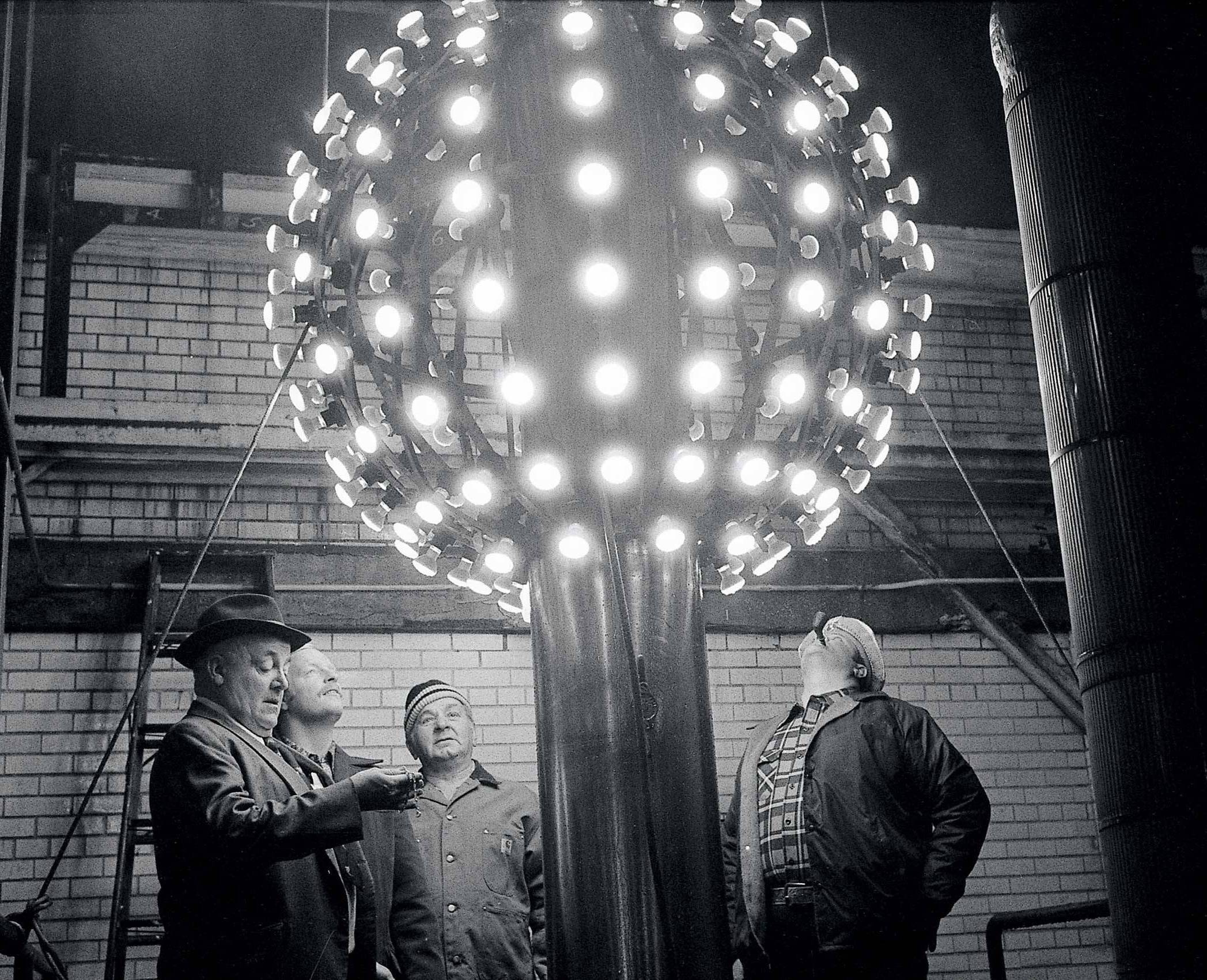 4d32a97cf1505d8dca5f_sompixnyctimessquareballvintage.jpg