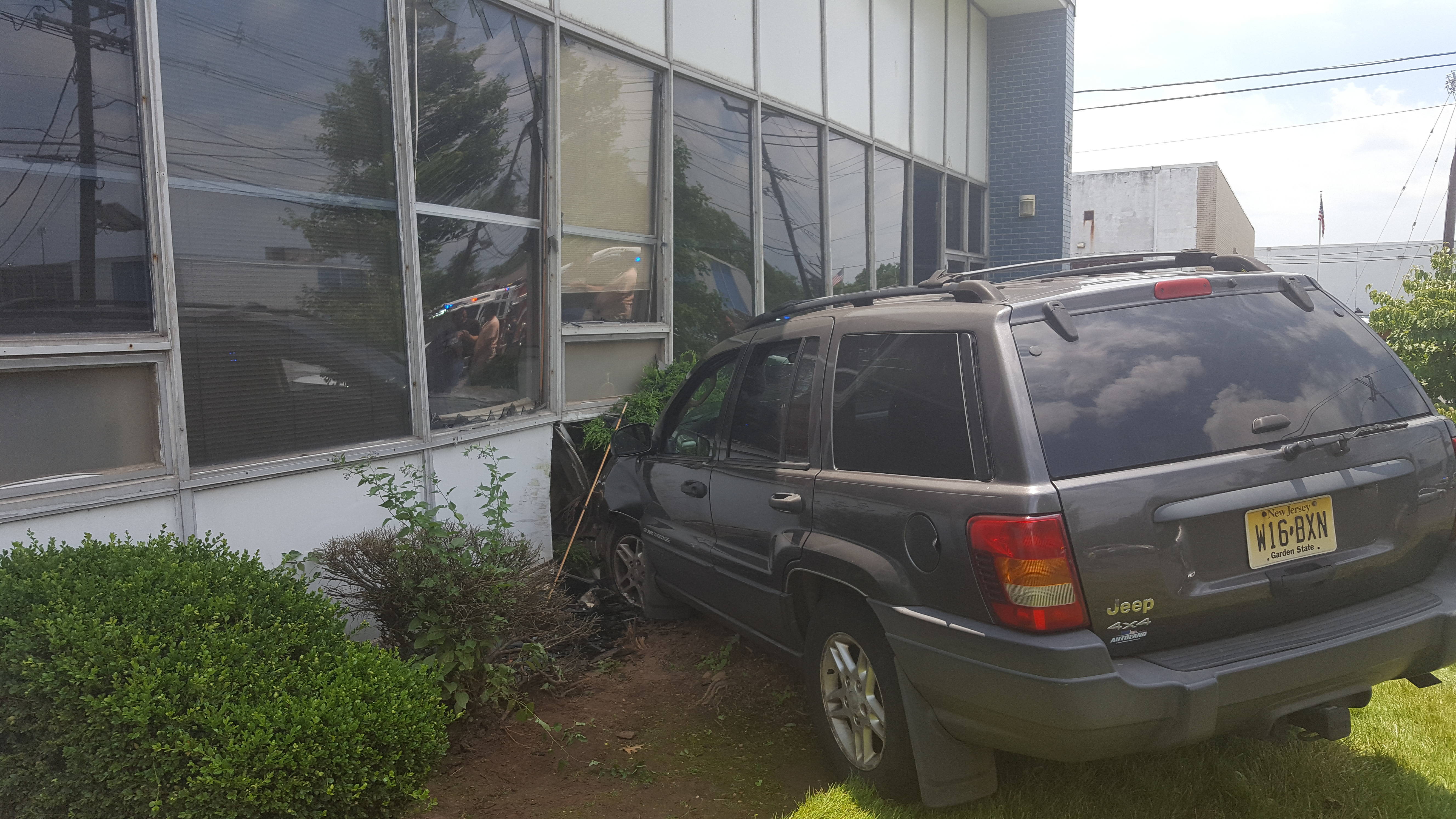 4d9ed058577cdadd125b_afbbbe19b7d9733d1999_car_vs_bldg_6-22-17.jpg