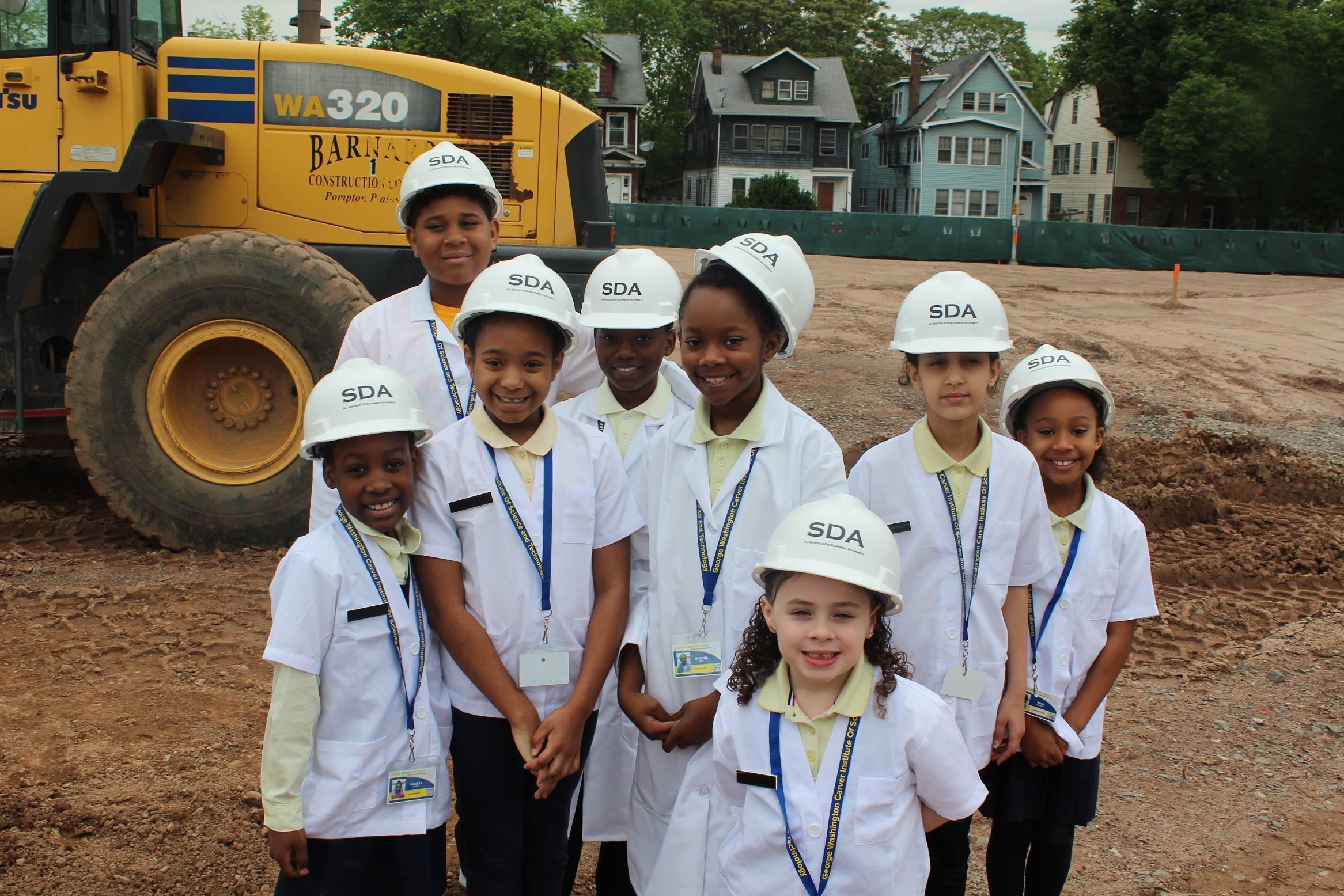 54185e74e107a905b21b_East_Orange_Groundbreaking_students.jpg