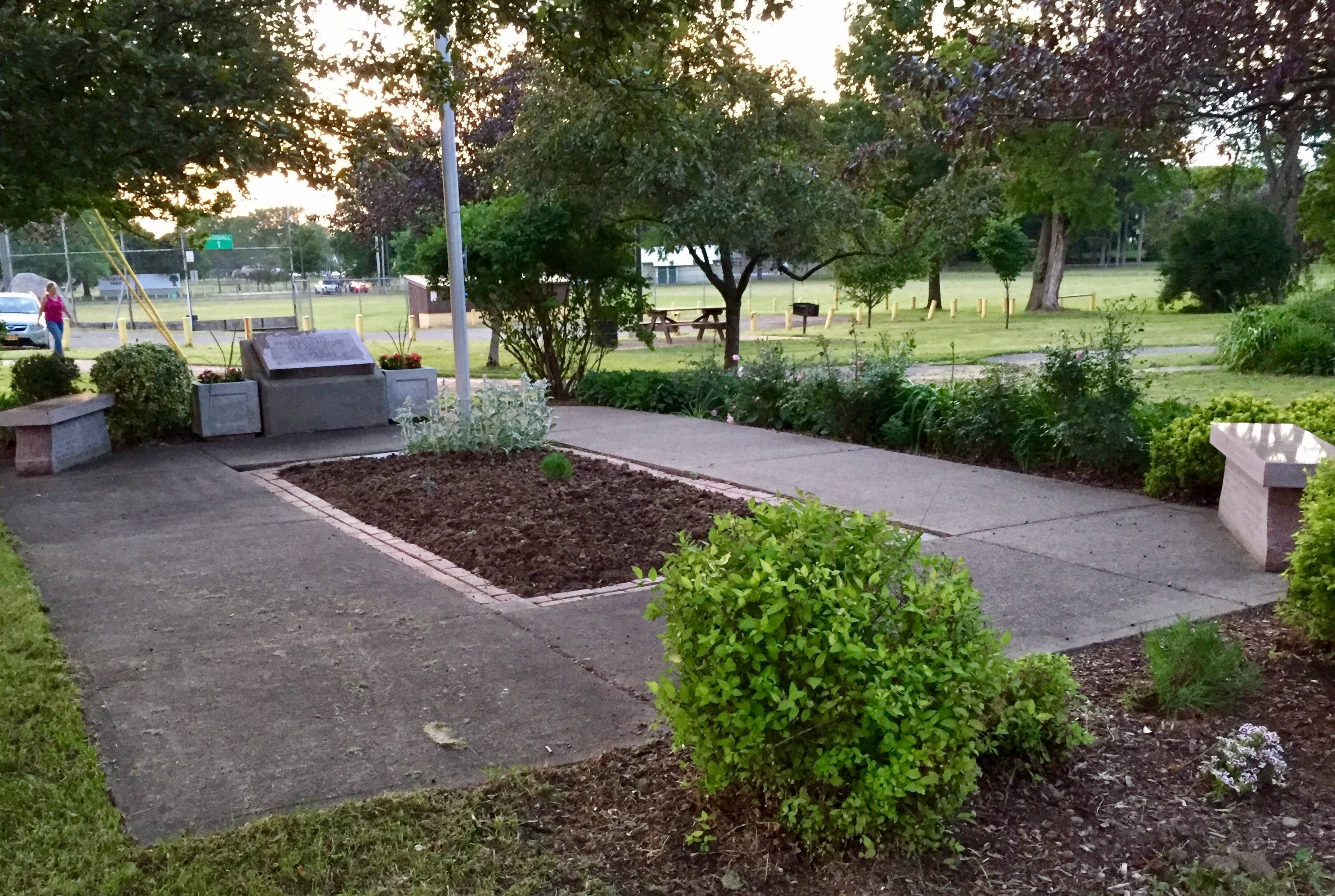 54ee1f4d3dd0e142b39a_bfed5b3c62aa05bbff6b_Childrens_Garden_Prepared_for_Planting.jpg