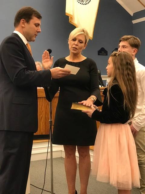 56f0c13d54db78e85291_The_New_Mayor_Being_Sworn_In.jpg
