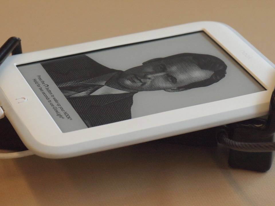 585c3d7d0d13e32d8a6e_ereader.jpg
