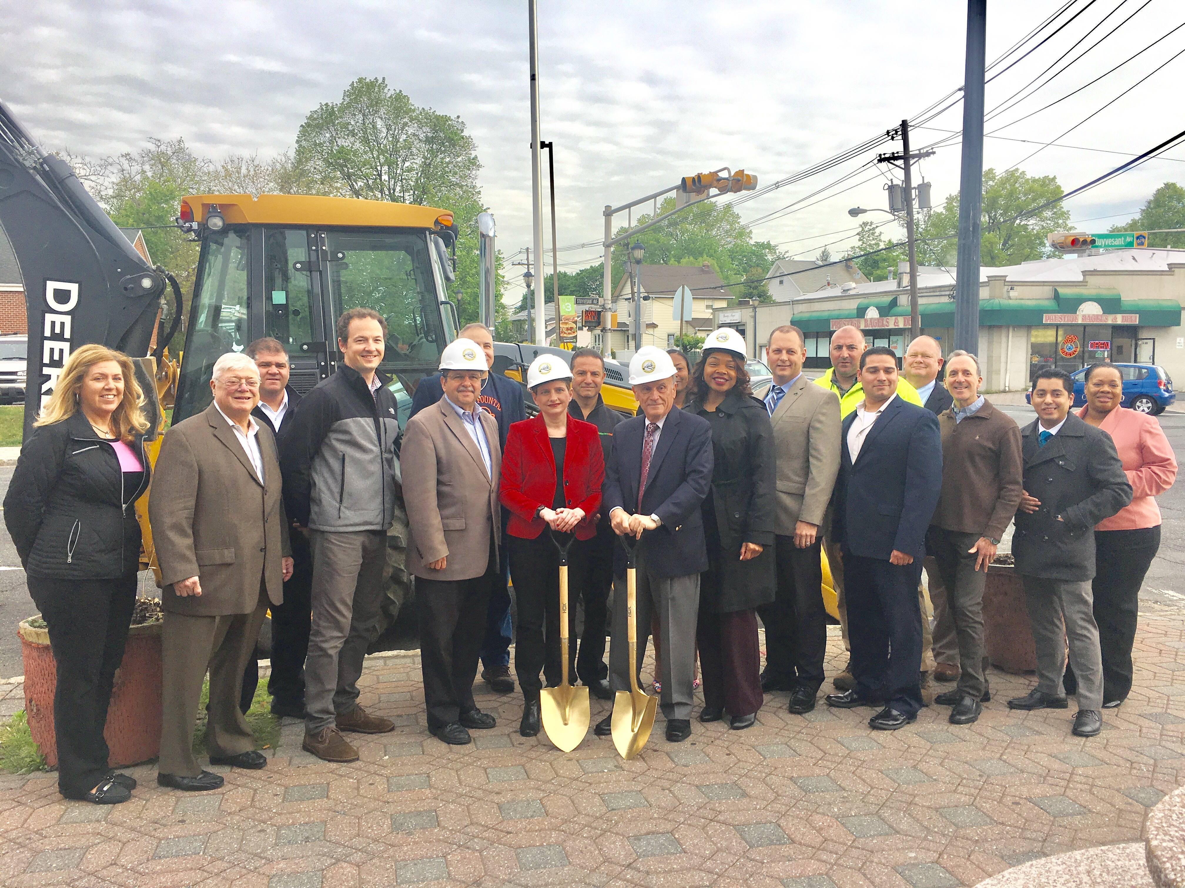 5d7829abd5c9da728d80_16bedd131c102a58eaae_groundbreaking_5-10-17_3.jpg