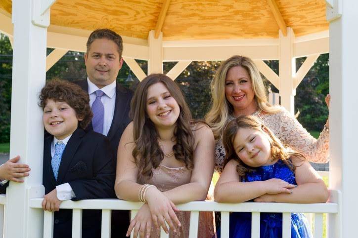 5e9c9e5a3eb3ec8ef70c_750dabdf35e2571bb19c_Katz-family.jpg