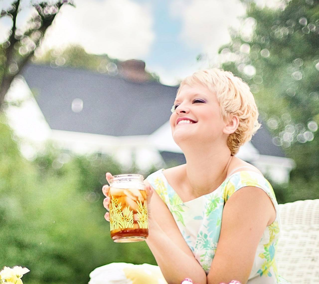 5f1555b501fc7c63686f_4_reasons_to_buy_this_summer_smiling_woman_house-635267_1920.jpg