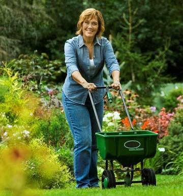 670b6ffd6fa5c3f8361d_Melinda_Myers_Fertilizing_with_a_Spreader.jpg