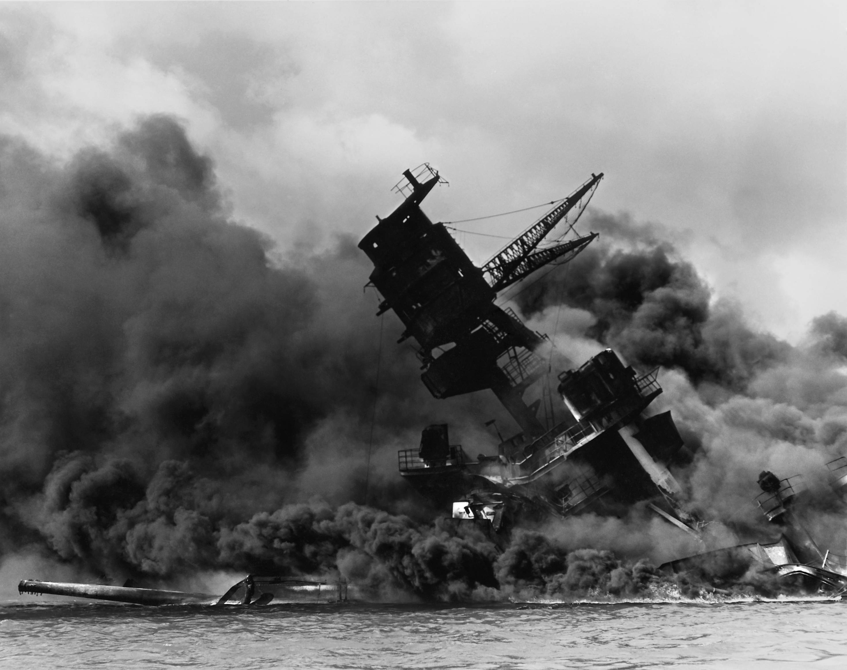 6a9ddc22c3d01c53ed63_Pearl_Harbor_-_USS_Arizona_burning_after_Japanese_attack_-_wikipedia.jpg
