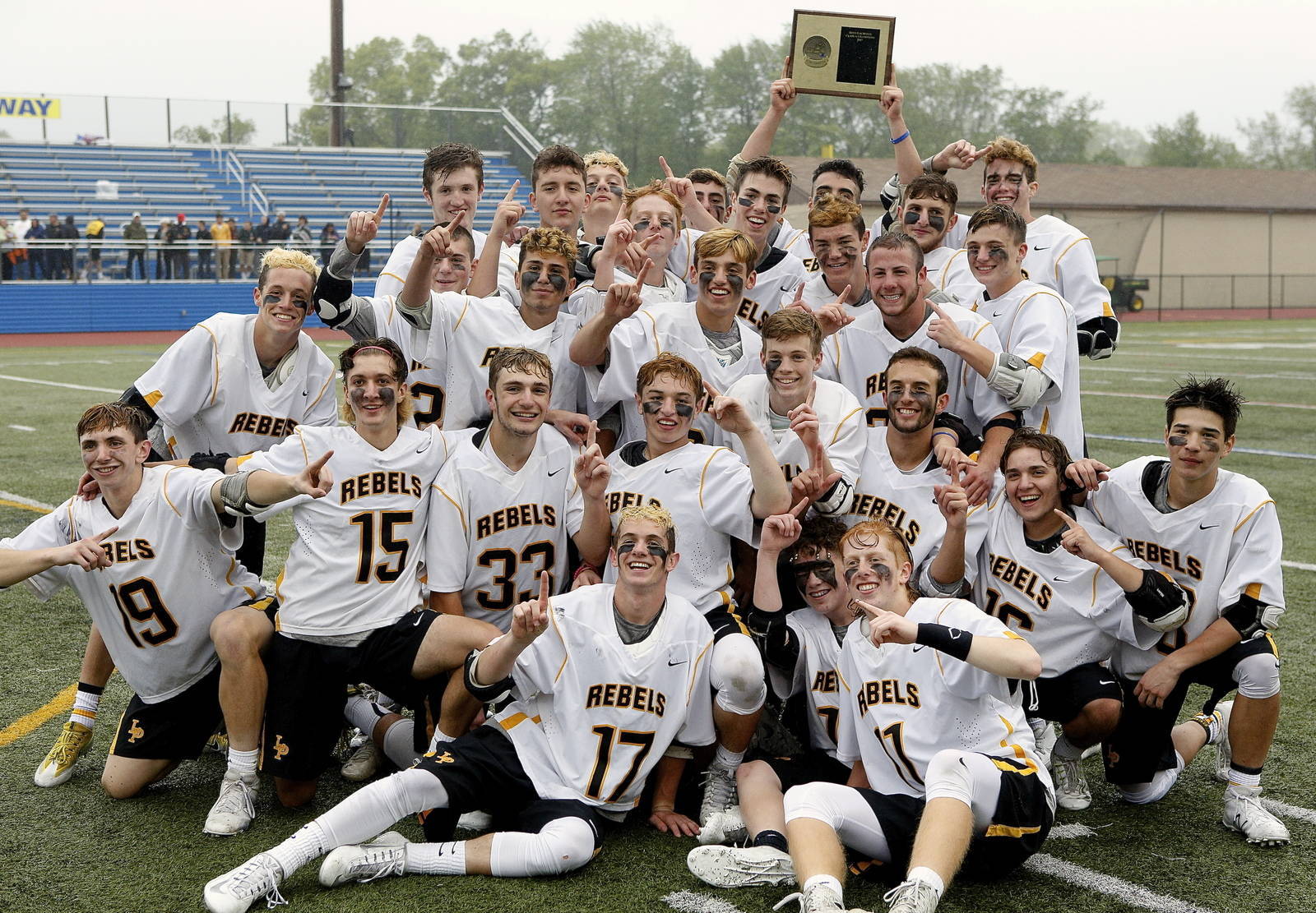 6d4deb370ebde7c992d9_LP_boys_lax_team_2.jpg