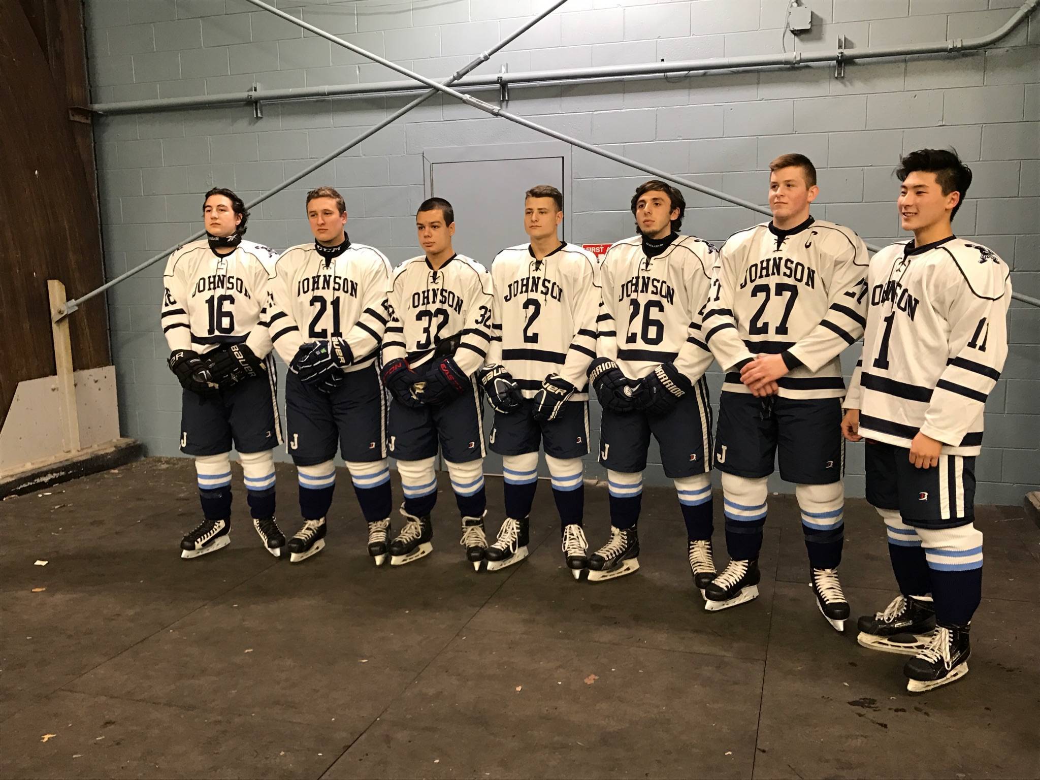 7023af5487e126083516_ALJ_Varsity_Ice_Hockey_2016-17_Seniors.jpg