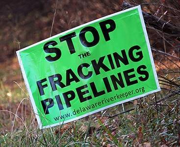 7264a4d4ff790e0c2c85_sompixbatemanfrackingsign.jpg
