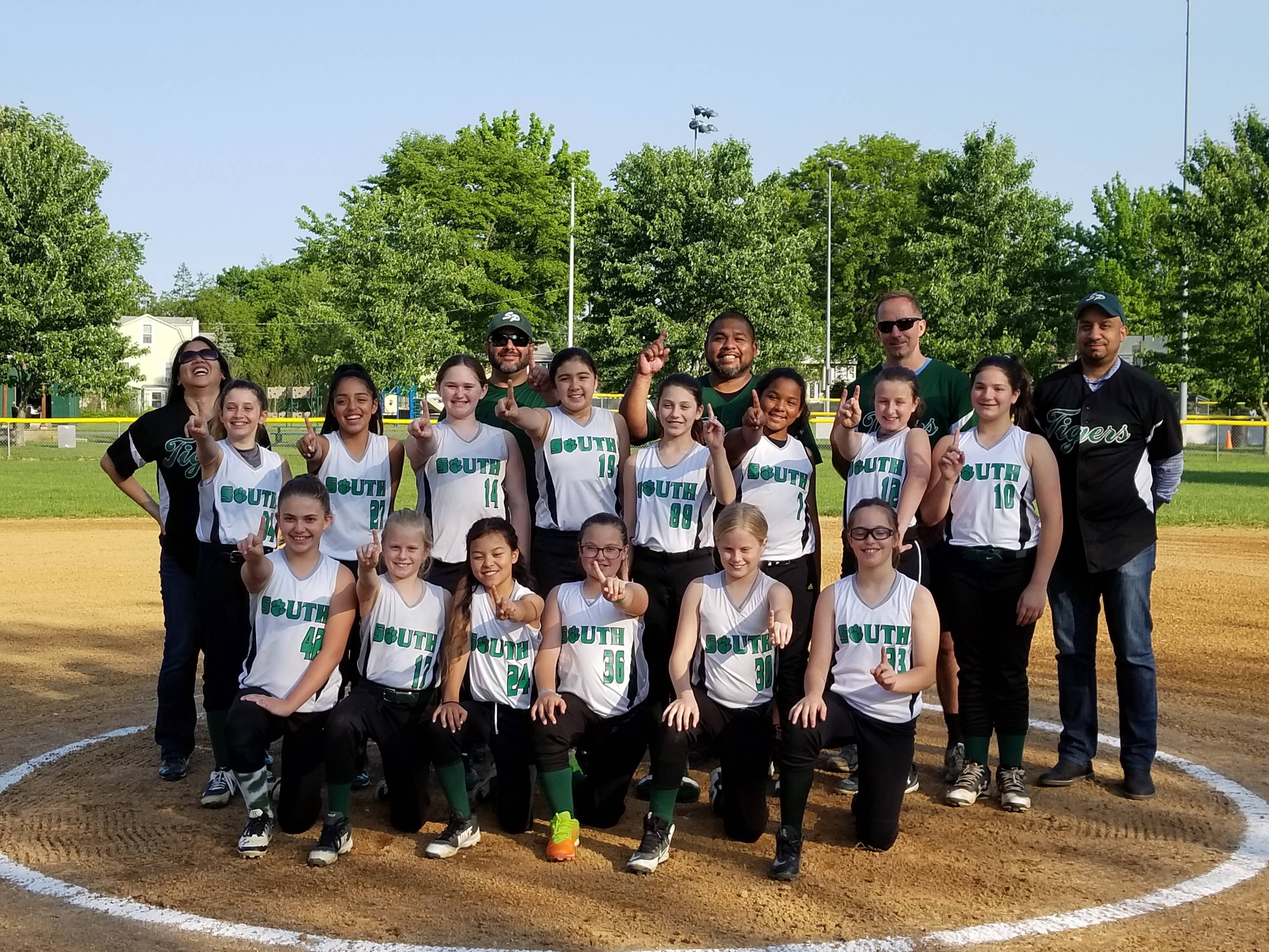 72ab885963e03c8360d2_Lady_Tigers_10U_Winners.jpg