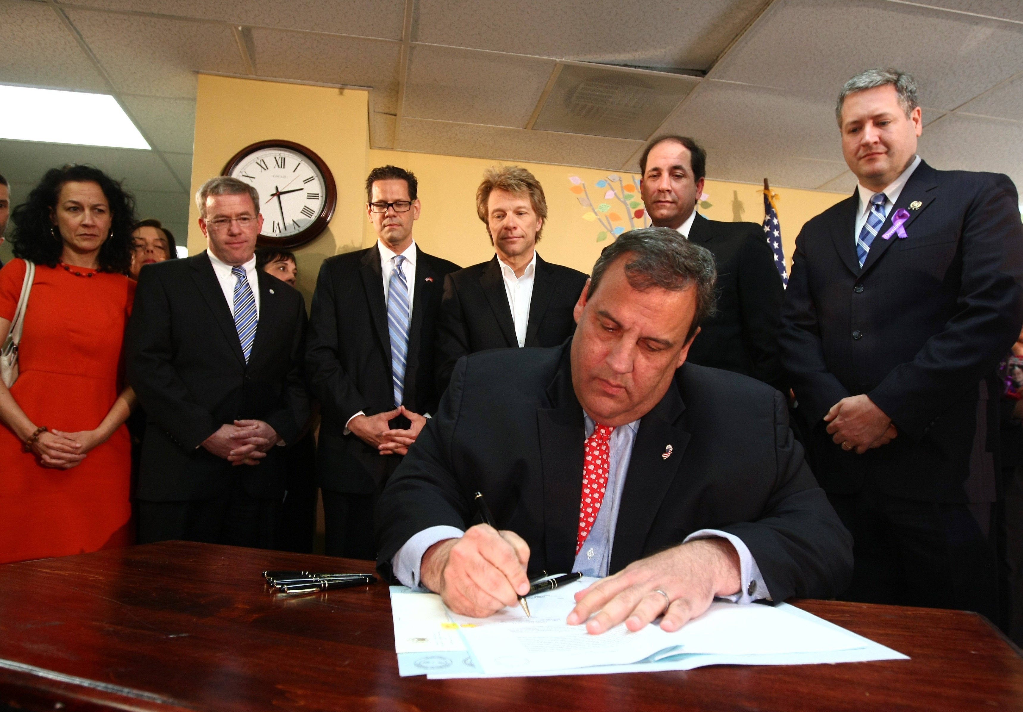72e1b9f07549d070d10d_637171cc6b016609098a_best_c4fa875dc3c695d0694b_Ap_Christie_signing_bill_May_2_2013.jpg