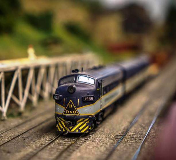 74750d5b25ef844b4234_MODEL_TRAIN_SHOW.jpg