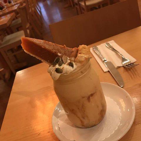 750843130e7f399126c0_eef992c230bcb920bac8_Pumpkin_Pie_shake.jpg