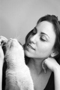 790db7dfb334548ab7ca_f8a805fab013d92f1709_girl-cat-love-young-200x300.jpg