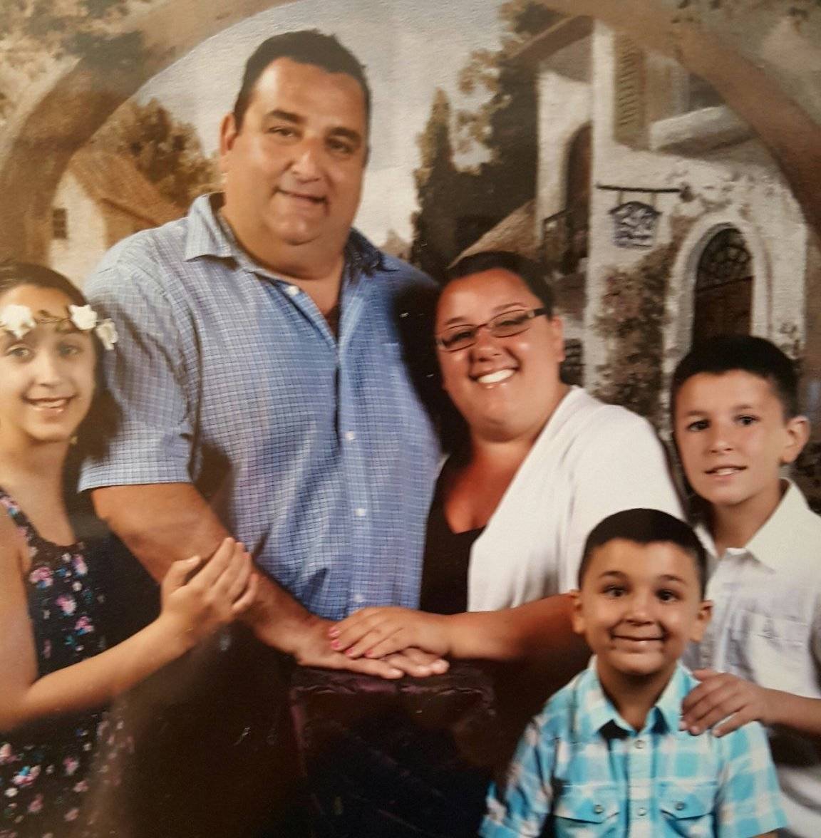 7e4b86d0e8b0daa47665_c559b24f3b5cf323fb3d_De_Crescenzo_Family.jpg