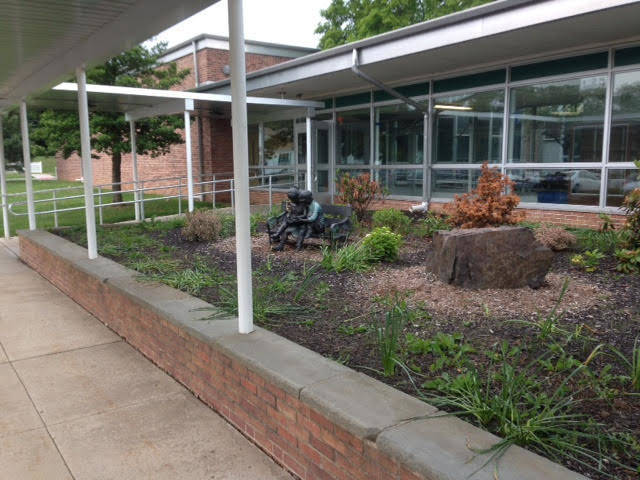 8197db9f3c5708728b0c_CEDARHillSchooloutside.jpg